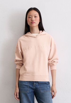 Felpa rosa chiaro con un grande logo "Marc O’Polo" in una finitura testurizzata. Presenta una vestibilità comoda e cappuccio con cordino, abbinata a jeans blu.
