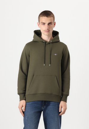 Olijfgroene hoodie van katoenmateriaal, met een voorzak, verstelbare trekkoorden in de capuchon, ribgebreide manchetten en zoom, subtiele geborduurde logo-detail.