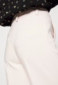 Modström GALE PANTS - Calças - bella rose