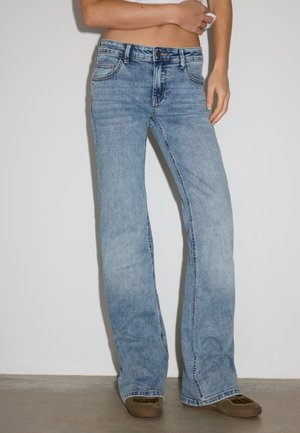 Stradivarius, LOW-RISE BELL BOTTOM - Jean bootcut - stone blue denim