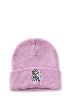 Bonnet en tricot lilas avec un revers, orné d'un oiseau de dessin animé brodé portant des lunettes de ski et des skis en action.