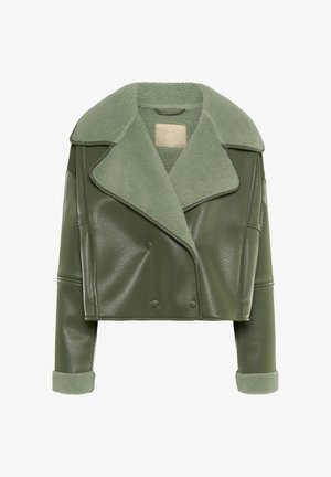 Olivno zelena skrajšana jakna z širokim ovčjim krznom na ovratniku in manšetah, dvojno zapenjanje na gumb in tkanino s teksturo, podobno usnju.