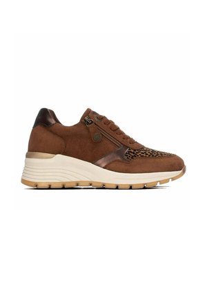 Zapatilla de ante marrón con detalles de estampado de leopardo, cremallera lateral, cordones al frente y suela gruesa de goma blanca y beige.