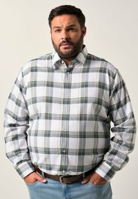 Camisa de cuadros de manga larga en blanco, verde y gris con un cuello abotonado. Presenta un corte relajado y un diseño de puño estándar.