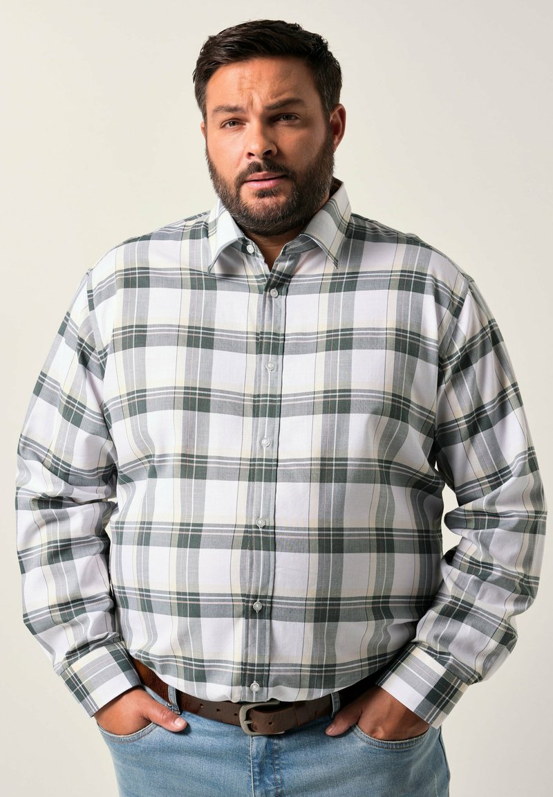 Camisa de cuadros de manga larga en blanco, verde y gris con un cuello abotonado. Presenta un corte relajado y un diseño de puño estándar.