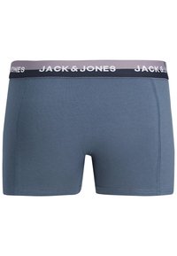 Boxer shorts azules hechos de una tela suave, con un diseño de color sólido y una cinturilla contrastante etiquetada como "JACK & JONES."