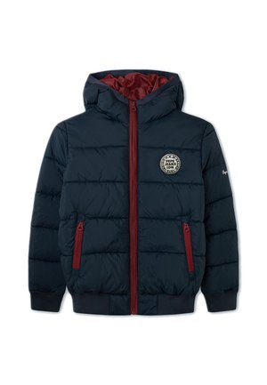 Veste matelassée bleu marine à capuche avec fermeture éclair bordeaux et détails des poches, poignets côtelés et patch logo rond sur la poitrine.