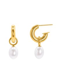 Goldene Creolen mit einem glatten, runden Design, jeweils mit einer weißen, schimmernden Perle am Ende. Eleganter und minimalistischer Look.