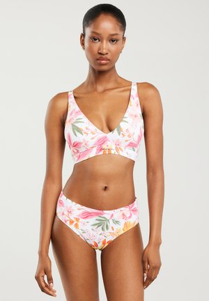 Różowy bikini w kwiaty z dekoltem w kształcie V i wysokim stanem, wykonane z gładkiego, elastycznego materiału z żywymi akcentami w zieleni i pomarańczy.
