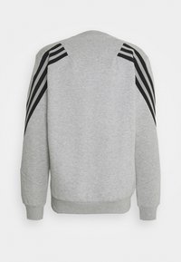 Sweat-shirt gris clair à manches longues avec un design à trois bandes noires s'étendant des épaules jusqu'au milieu des bras, présenté de dos.