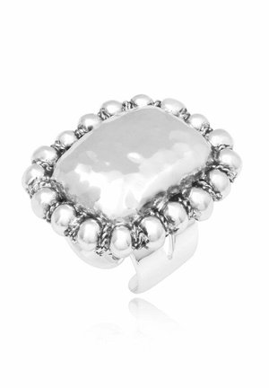 Bague ajustable en argent avec un grand centre carré martelé entouré d'une bordure de perles d'argent arrondies.