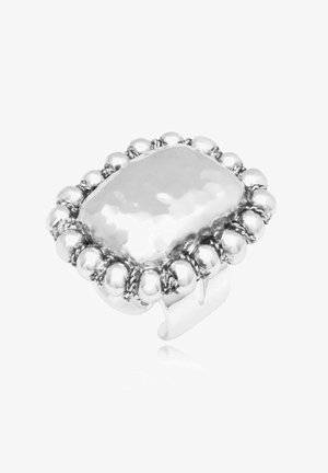 Bague ajustable en argent avec un grand centre carré martelé entouré d'une bordure de perles d'argent arrondies.