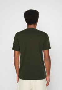 Mörkgrön bomull t-shirt med korta ärmar och rundad halsringning, med en jämn textur och en enkel, odekorerad design.