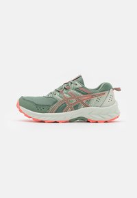 Zielono-koralowe buty do biegania ASICS Gel-Venture 8 z siateczkową cholewką, amortyzowaną podeszwą i pętelką na pięcie, przedstawione w profilu lewym.