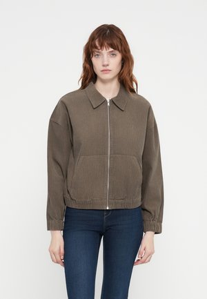 Brun zip-up jakke med krage, ribbestrikkede mansjetter og to frontlommer, som har et teksturert stoff og en cropped design.