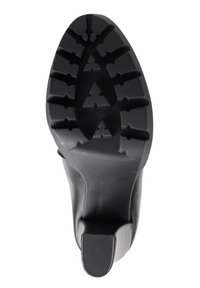 Suela de zapato negra con una superficie de goma texturizada, que presenta un patrón de banda de rodadura con formas angulares para proporcionar agarre y estabilidad.