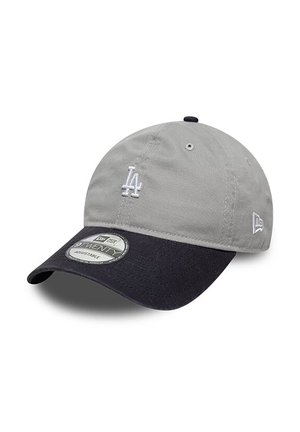 Graue und schwarze verstellbare Baseballkappe mit weißem "LA" Logo vorne und New Era Flaggenlogo-Stickerei an der Seite.