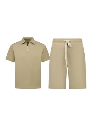Beige poloshirt met korte mouwen en rits en beige elastische taille shorts met trekkoord, beide in een eenvoudige en casual stijl.