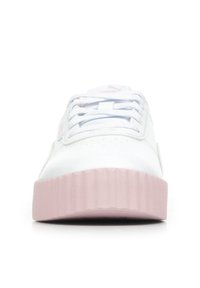 Witte sneaker met een afgeronde neus, een getextureerde roze platformzool en een witte vetersluiting. Bevat subtiele logodetails aan de zijkanten.
