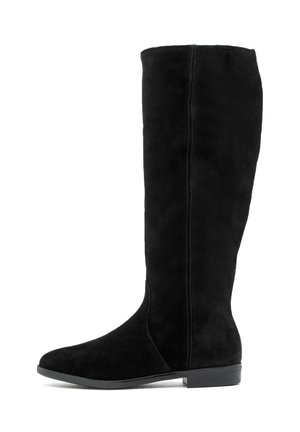 Crne sued kožne čizme do koljena s glatkom teksturom, zaobljenim vrhom i minimalnim šavovima. Ravni potplat i jednostavan, elegantan dizajn.