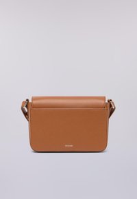 Taschen aus braunem Leder mit silbernen Schnallen und kleinem "Trussardi"-Logo auf der Vorderseite, auf einem schlichten hellgrauen Hintergrund.