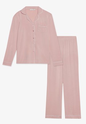Ensemble de pyjama rose clair comprenant un haut à boutons avec une poche, des bordures blanches contrastantes et un pantalon élastique assorti. Texture douce.