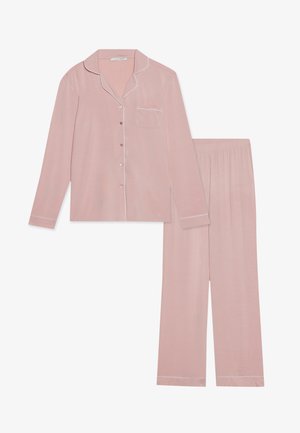 Conjunto de pijama de color rosa claro que incluye una parte superior con botones y un bolsillo, ribetes blancos en contraste y pantalones a juego con cintura elástica. Textura suave.
