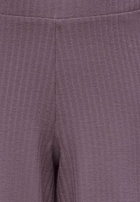 Gestreepte pruimenpaarse stof, met een verticale textuur en een aansluitend ontwerp. Geen zichtbare hardware of extra details.