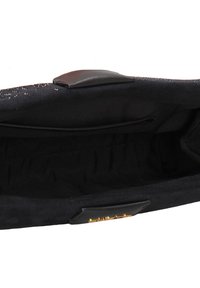 Borsa a mano in suede nero con guarnizioni in pelle liscia. L'interno presenta due tasche, foderate in tessuto morbido. Decorazioni sulla parte esterna.