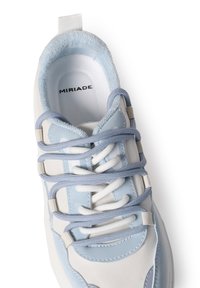 Baskets blanches avec des accents en daim bleu clair, lacets en textile, col rembourré et semelle intérieure texturée portant la marque "MIRIADA".