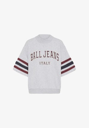 Sivi oversize dukserica s natpisom "BALL JEANS" i "ITALIJA" u bordo boji. Ima široke rukave s bordo i mornarsko plavim prugama. Materijal je kombinacija pamuka.