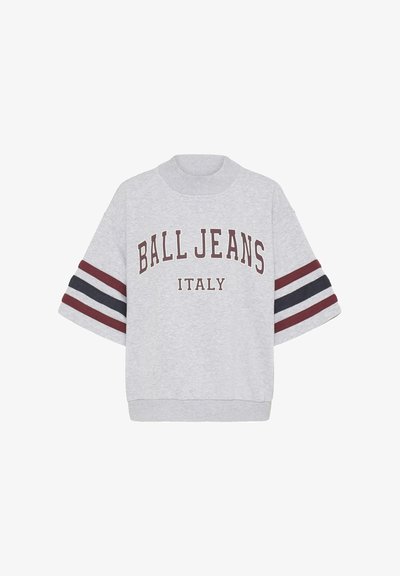 Hanorac supradimensionat gri cu inscripțiile "BALL JEANS" și "ITALY" imprimate în vișiniu. Are mâneci largi cu dungi vișinii și bleumarin. Material din amestec de bumbac.