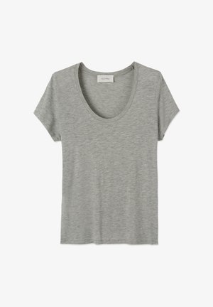 Světle šedé tričko s krátkým rukávem a výstřihem do U, vyrobené z měkké melírované látky, položeno rovně na bílém pozadí.