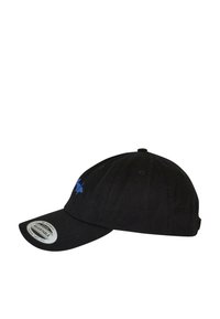 Fekete baseball sapka ívelt napellenzővel, az elején kék hímzett logóval és hátul állítható pánttal.