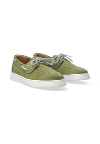 Grüne Wildlederschuhe im Bootsstil mit weißen Gummisohlen, grauen Schnürsenkeln, silbernen Ösen und weißen Nähten entlang der oberen Kante.