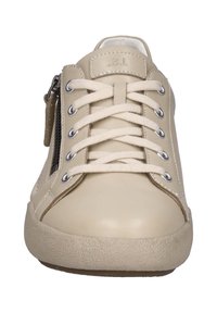 Beige nahkaiset tennarit pyöreällä varvalla, joissa on nauhat, sivuvetoketju, kumipohja ja hopeiset metallikoristeet. Sileä pinta, jossa on kontrastiväriset ompeleet.