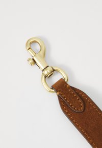 Cintura in pelle marrone con clip e anello in metallo dorato; presenta una texture sottile e dettagli di cucitura a contrasto.