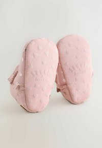 Scarpine rosa per bambini realizzate in morbido camoscio, con motivi a cuore e una chiusura in velcro per una presa sicura. Suola piatta per il massimo comfort.