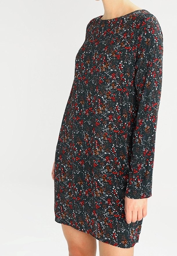 Robe à manches longues en tissu vert foncé, présentant un motif floral avec des accents rouges, blancs et marron. Encolure ronde simple et coupe décontractée.