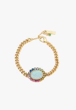 Goldene Armbandkette mit einem ovalen, schimmernden Mittelstein, umgeben von bunten Strasssteinen; verfügt über einen Karabinerverschluss und ein Logo-Tag.