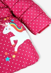 Czerwona puchowa kurtka w białe kropki z haftem białego jednorożca, mającego tęczową grzywę i kolorowe gwiazdy na rękawie.