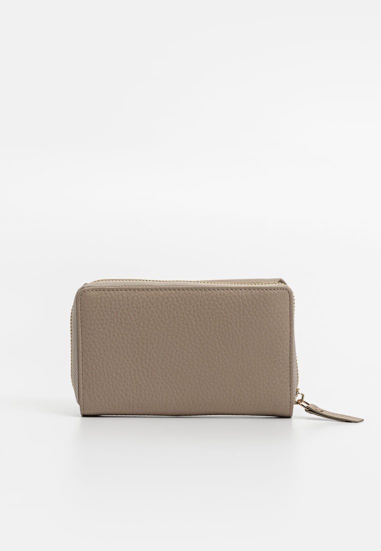 Cartera de cuero beige con superficie texturizada, forma rectangular, detalle de cremallera dorada y una pequeña lengüeta de cuero unida.