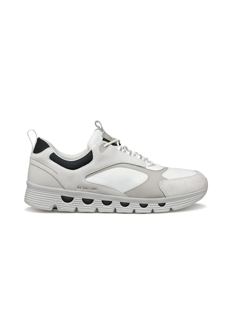 Scarpa sportiva bianca con una combinazione di pelle liscia e texture, punta rotonda e suola sagomata con fori di ventilazione.