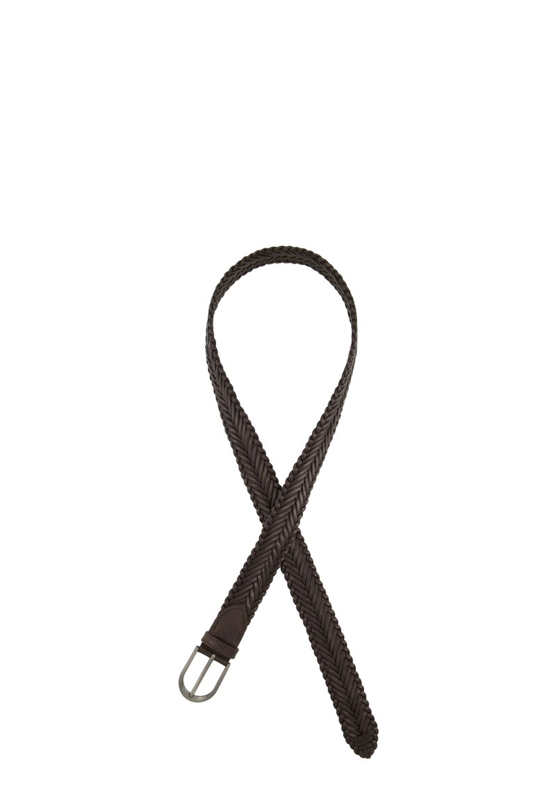 Cinturón de cuero trenzado marrón con una hebilla de metal plateado. El cinturón tiene un acabado texturizado y se estrecha hacia el extremo de la hebilla.