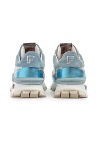 Niebieskie zamszowe i metaliczne sneakersy z wyściełanymi białymi podeszwami, posiadające teksturowany obcas, logo "F" oraz minimalistyczne detale.