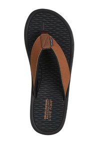 Chanclas de imitación de cuero marrón con una suela de goma texturizada negra; cuentan con una correa superior lisa y una plantilla acolchada de Luxe Foam.