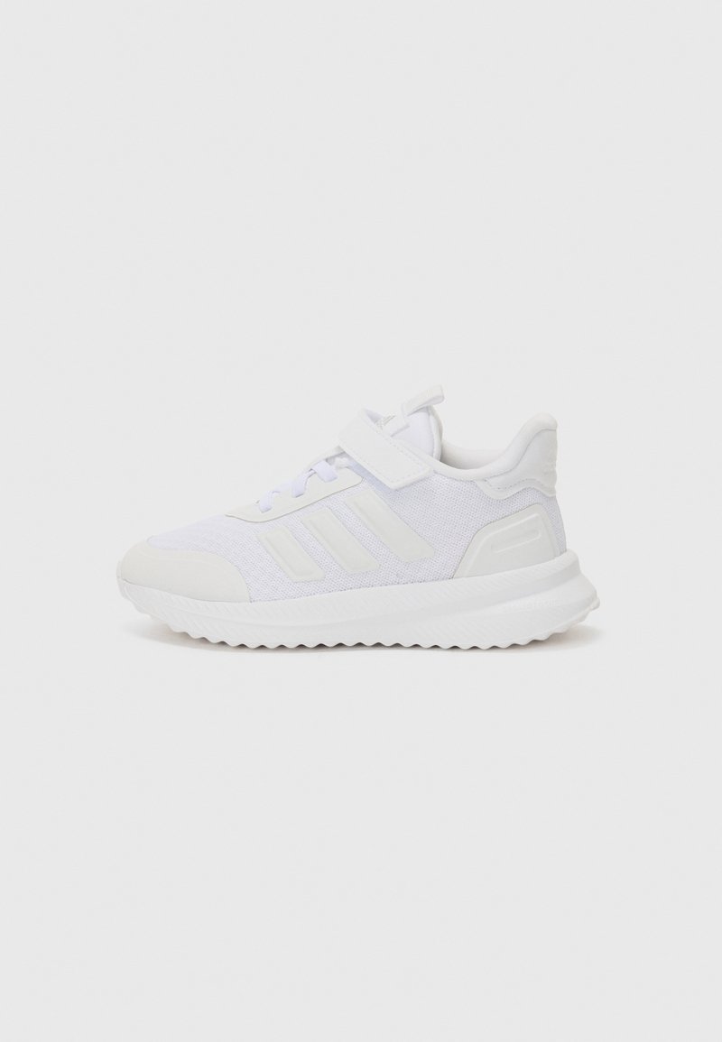 Weiße Sportschuhe mit einem Obermaterial aus Mesh, einem Riemenverschluss, strukturierten Akzenten und einer geriffelten Sohle. Besitzt drei seitliche Streifen und einen gepolsterten Kragen.