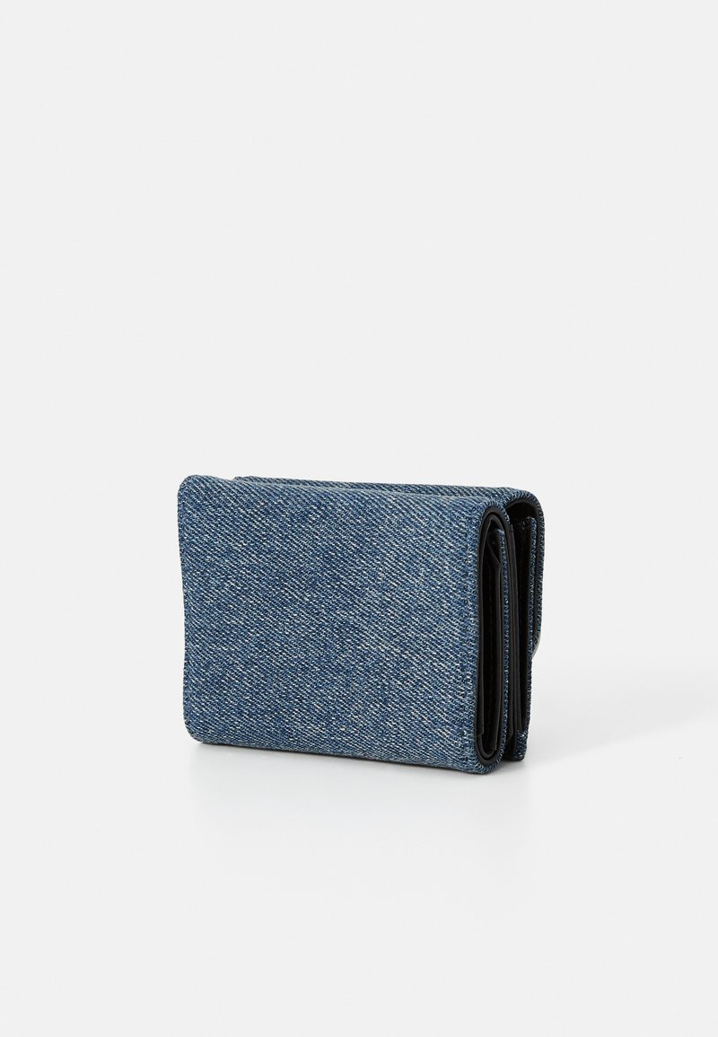 Portafoglio in denim con design pieghevole; presenta un tessuto blu con una finitura testurizzata. Interno nero visibile lungo i bordi.
