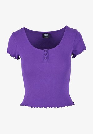Paarse geribbelde crop top met korte, gerimpelde mouwen en een ronde halslijn, met een detail van een drie-knopen knoopsysteem aan de voorkant.