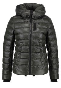 Veste matelassée vert foncé avec capuche, design matelassé, fermeture éclair à l'avant, deux poches latérales à boutons et accents noirs sur la fermeture éclair et la capuche.